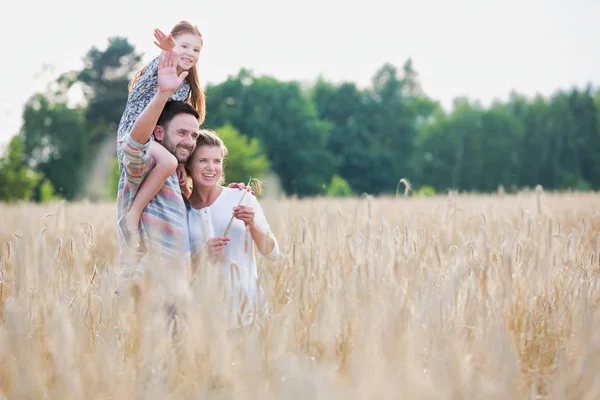 Mann Trägt Tochter Während Mit Frau Auf Bauernhof Steht — Stockfoto