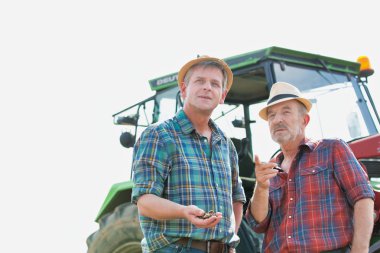 Çiftçilerin toprak çiftlik sahasının üzerinde tartışıyor