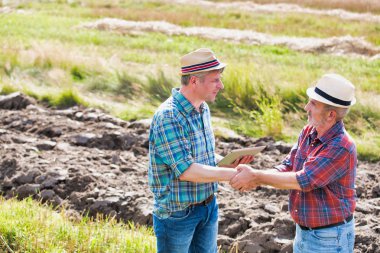 Tokalaşırken duran çiftlik sahasının çiftçiler