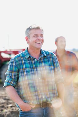 Çiftlikte duran yakışıklı çiftçiler