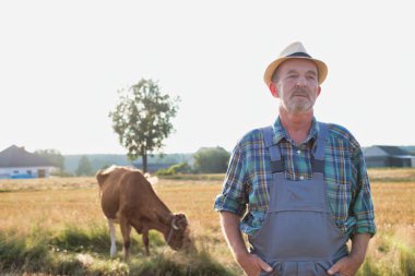 Üst düzey çiftçi inek çiftliği sahasının karşı daimi portresi