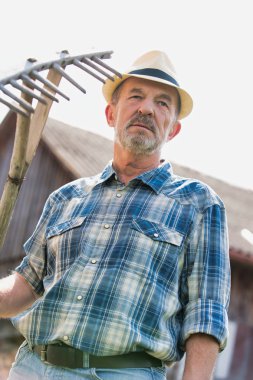 Ekose gömlekli komisyon Çiftliği'nde holding üst düzey çiftçi portresi