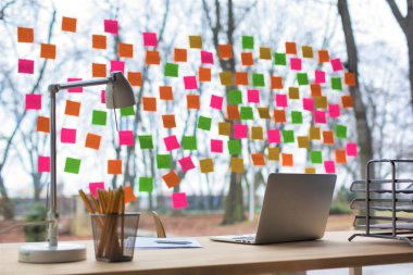 Ofis masasının fotoğrafı.