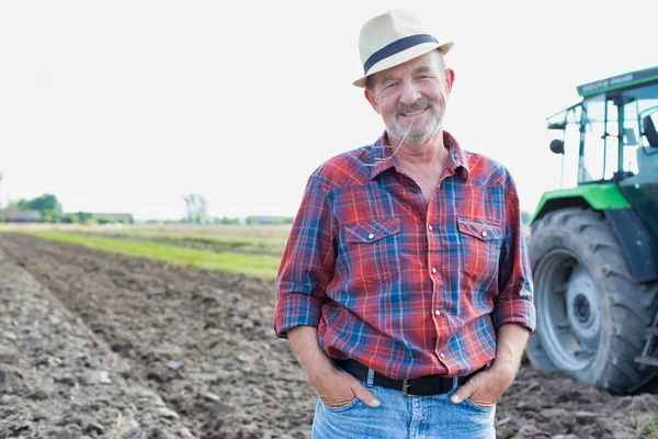 Portrait Agriculteur Âgé Confiant Debout Contre Tracteur Ferme — Photo