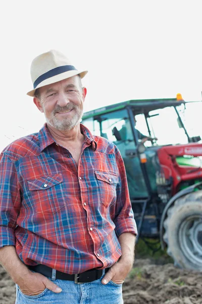 Selbstbewusster Senior Steht Auf Bauernhof Gegen Traktor — Stockfoto