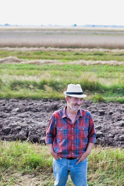 Glimlachende Boer Met Handen Heupen Boerderij — Stockfoto