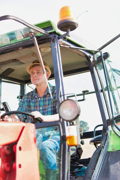 Çiftlikte Traktör Kullanan Kendine Güvenen Çiftçi — Stok fotoğraf