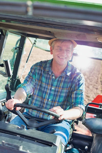 Agricultor Seguro Conducir Tractor Granja — Foto de Stock
