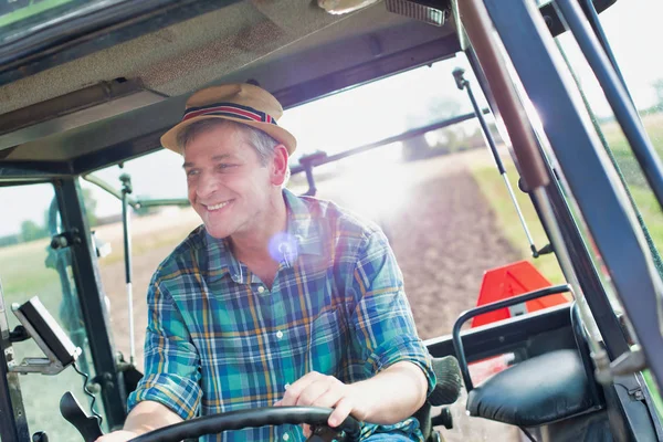 Säker Jordbrukare Som Kör Traktor Gården — Stockfoto
