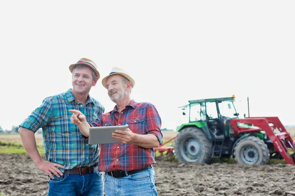 Los Agricultores Sonrientes Comunican Través Tabletas Digitales Granja — Foto de Stock