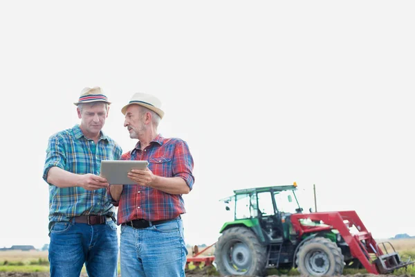 Usmívající Zemědělci Komunikující Přes Digitální Tabletu Farmě — Stock fotografie