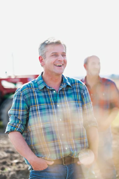 Çiftlikte duran yakışıklı çiftçiler