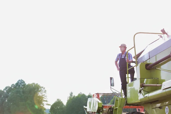 Agricultor Parado Cosechadora Campo Contra Cielo — Foto de Stock