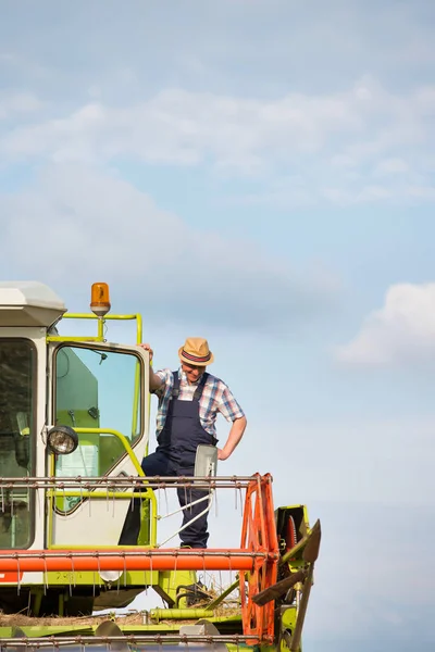 Farmer Standing Harvester Field Sky — Stock Photo, Image