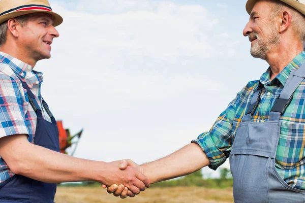Boeren Schudden Handen Terwijl Veld Boerderij — Stockfoto