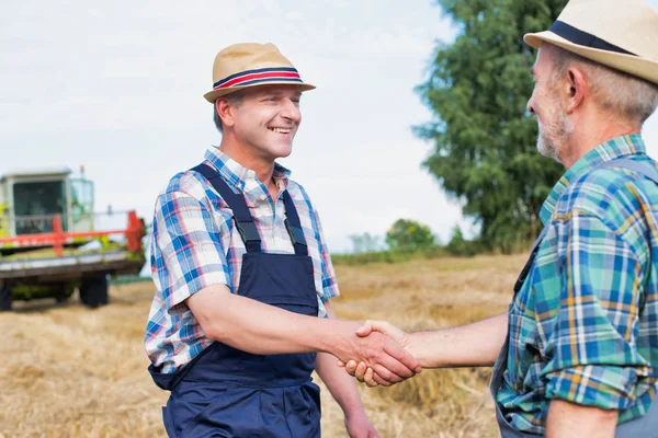 Agricultores Dando Mano Mientras Están Pie Campo Granja — Foto de Stock