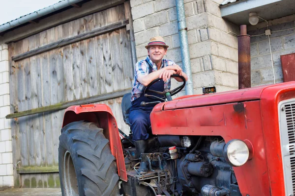 Agricultor Seguro Conducir Tractor Granja —  Fotos de Stock