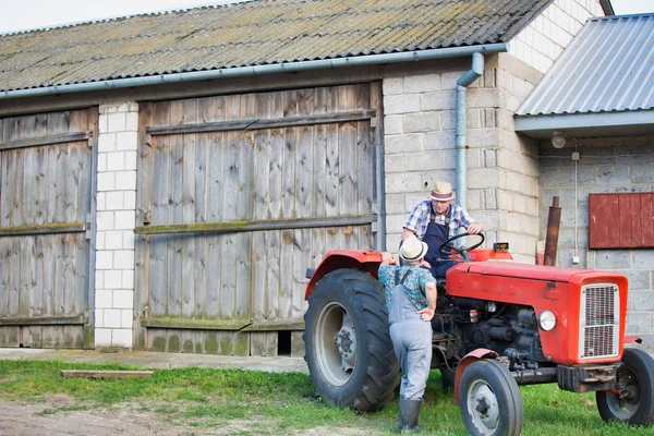 Rolnicy Rozmawiający Pobliżu Ciągnika Farmie — Zdjęcie stockowe