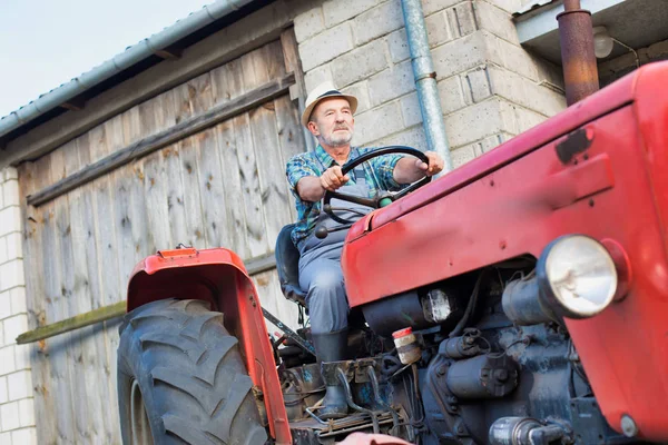 Agricultor Seguro Conducir Tractor Granja —  Fotos de Stock