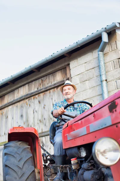 有信心的农民在农场驾驶拖拉机 — 图库照片