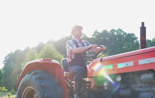 Jistý Zemědělec Řídící Traktor Farmě — Stock fotografie