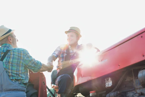 Farmáři Potřásají Rukou Traktoru Farmě — Stock fotografie