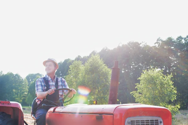 Çiftlikte Traktör Kullanan Kendine Güvenen Çiftçi — Stok fotoğraf