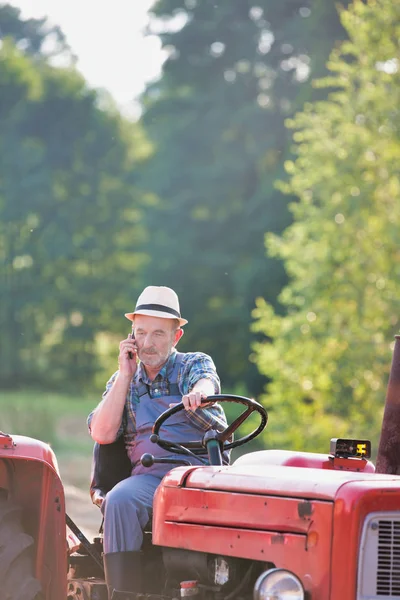 Çiftlikte Traktör Süren Akıllı Telefonla Konuşan Kendine Güvenen Çiftçi — Stok fotoğraf