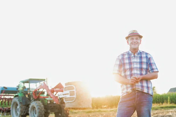 Bello Agricoltore Piedi Azienda — Foto Stock