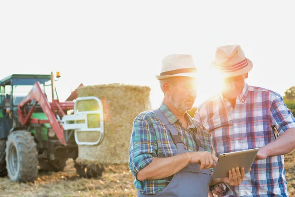Usmívající Zemědělci Komunikující Přes Digitální Tabletu Farmě — Stock fotografie