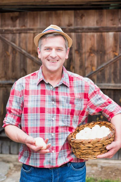 Lachende Boer Met Verse Eieren Rieten Mand Boerderij — Stockfoto