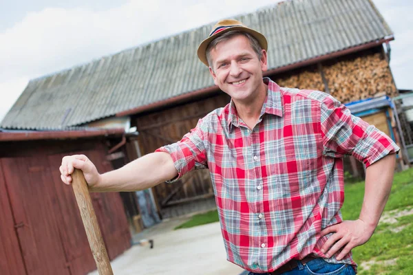 Nachdenklich Lächelnder Bauer Mit Hut Auf Bauernhof — Stockfoto