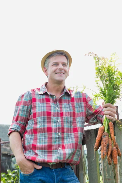Landwirt Hält Frische Bio Karotten Auf Hof — Stockfoto
