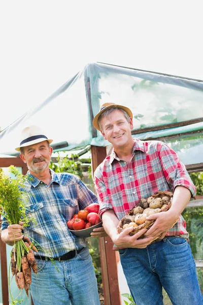 Agricultores Que Transportam Vários Produtos Hortícolas Exploração — Fotografia de Stock