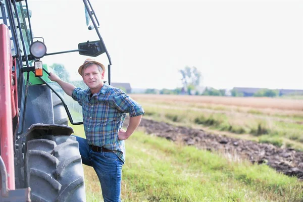 Farmer Standing Harvester Field Sky — Stock Photo, Image