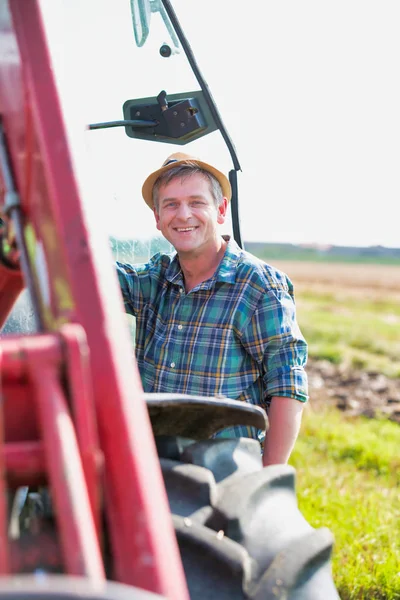 Farmer Standing Harvester Field Sky — Stock Photo, Image