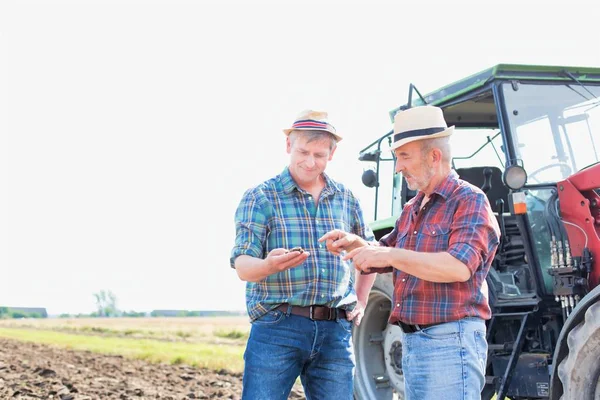 Pohlední Farmáři Stojící Farmě — Stock fotografie