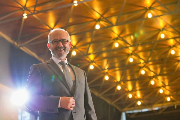 Low angle view of senior businessman in suit wearing eyeglasses — Stock Photo, Image