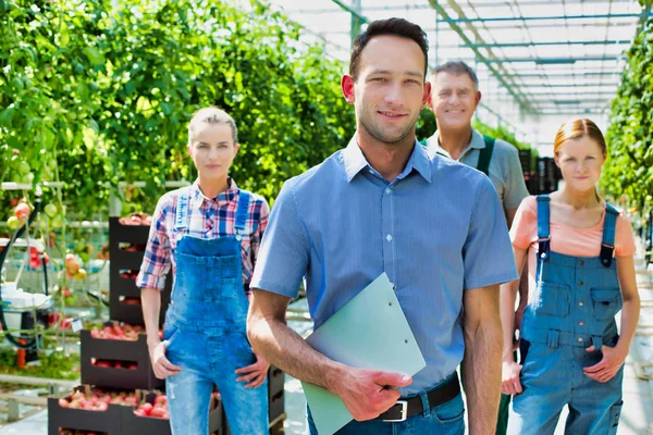 Portret Van Vertrouwen Toezichthouder Tuinders Permanent Broeikasgassen — Stockfoto