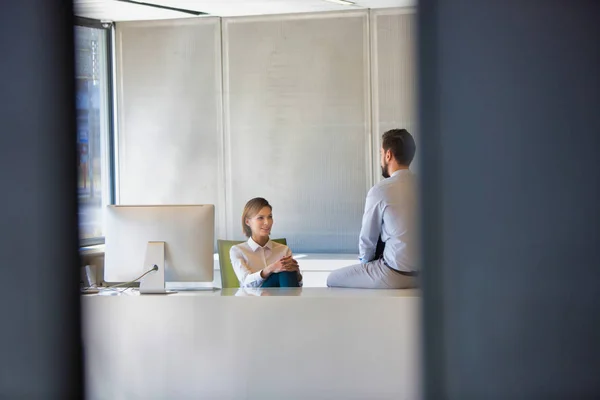 Homem Mulher Negócios Que Têm Uma Reunião Área Recepção — Fotografia de Stock
