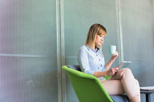 Two Women Working Office Drinking Coffee — Stock Photo, Image