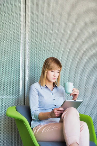 Två Kvinnor Som Arbetar Kontoret Och Dricker Kaffe — Stockfoto