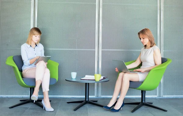 两名在办公室工作和喝咖啡的妇女 — 图库照片