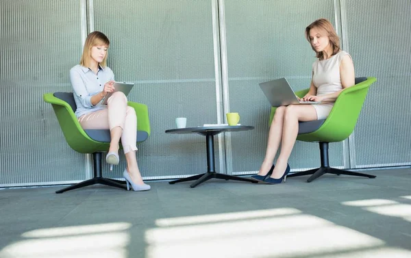 Zwei Frauen Arbeiten Büro Und Trinken Kaffee — Stockfoto