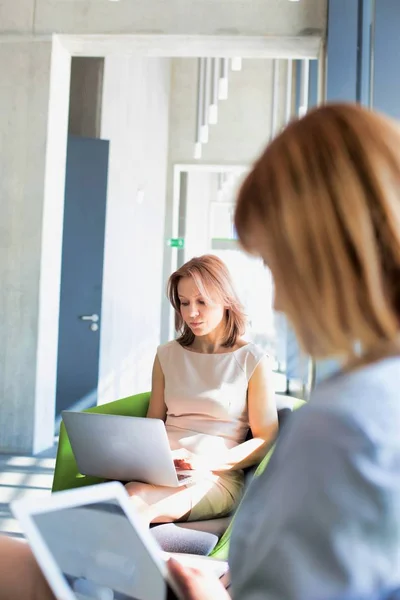 Twee Vrouwen Die Kantoor Werken Koffie Drinken — Stockfoto