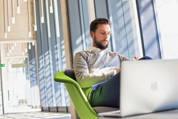 Baard Zakenman Met Behulp Van Smart Phone Tijdens Het Zitten — Stockfoto