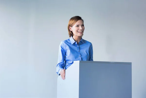 Attraktive Geschäftsfrau Bei Einer Keynote Rede Auf Einer Kongresskonferenz Und — Stockfoto