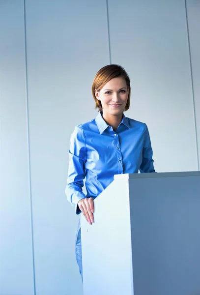 Attractive Business Woman Doing Key Note Speech Convention Conference Receiving — Stock Photo, Image