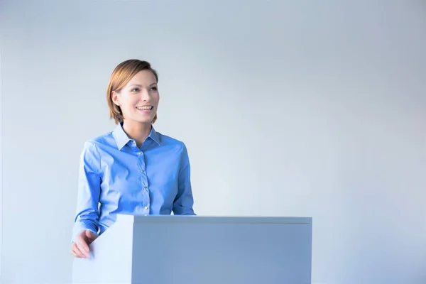 Une Femme Affaires Séduisante Prononce Discours Programme Lors Congrès Reçoit — Photo