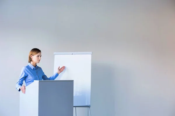 Attraktiv Affärskvinna Som Håller Ett Viktigt Anförande Vid Konferens Och — Stockfoto